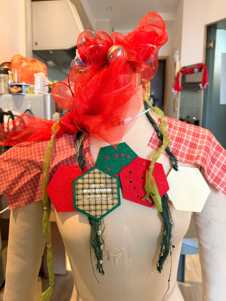 戴手套手持多枚六角布片，可见交换命运中英文字样