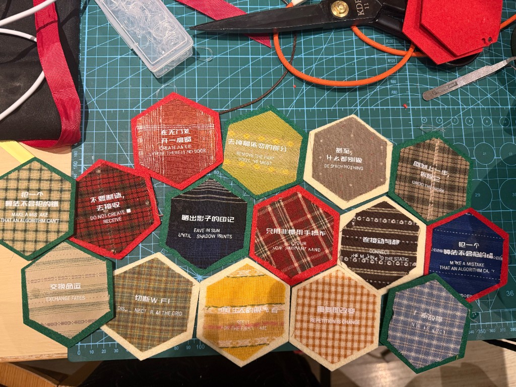 绿色切割垫上平铺多枚六角提示语布片与剪刀线材