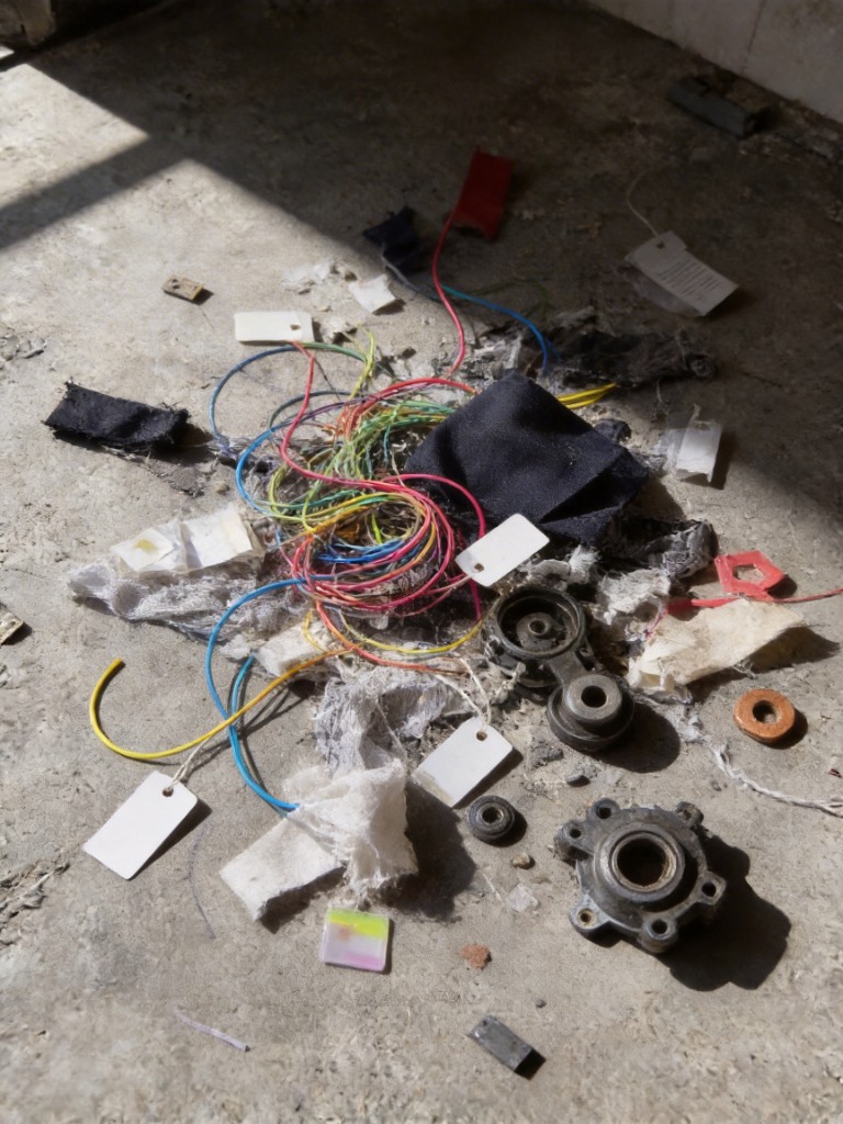 水泥地上的线头、标签与金属碎件